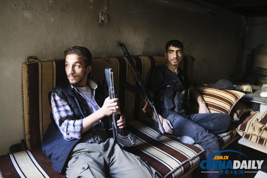 叙利亚自由军青年士兵齐举枪摆pose留影（图）