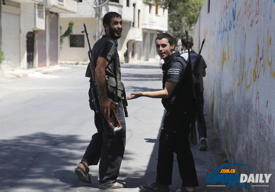 叙利亚自由军青年士兵齐举枪摆pose留影（图）