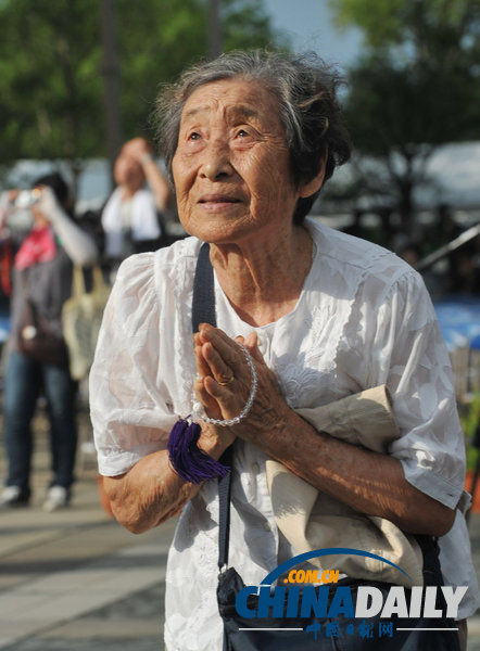 日本长崎纪念遭原子弹轰炸68周年 安倍出席（图）