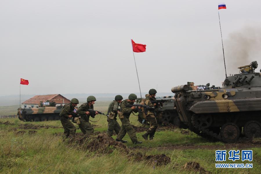 中俄联合反恐军事演习举行首次实弹协同训练