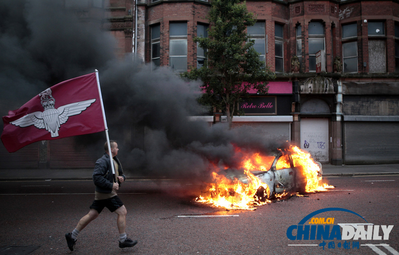 北爱尔兰首府发生骚乱 游行者焚烧车辆（图）