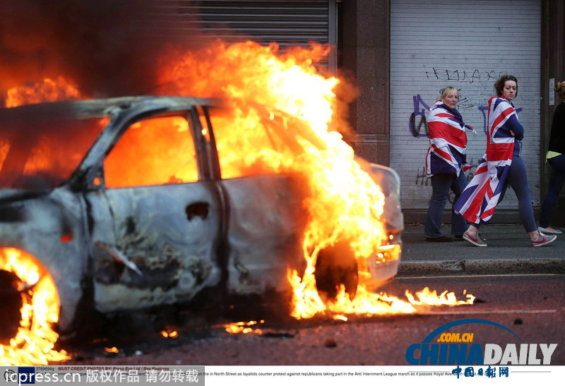北爱尔兰首府发生骚乱 游行者焚烧车辆（图）