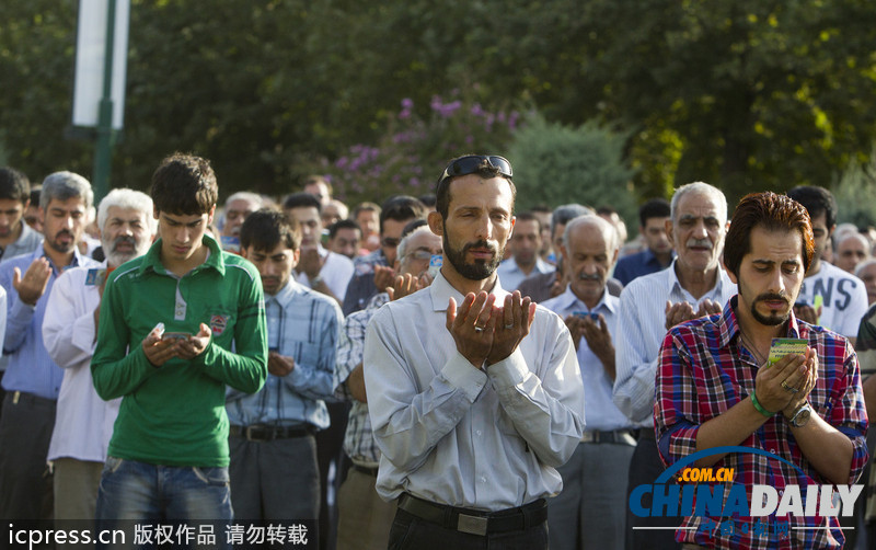 伊朗最高领袖哈梅内伊主持开斋节盛大聚礼（图）