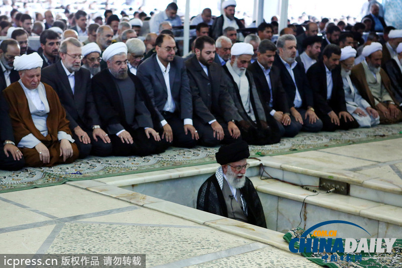 伊朗最高领袖哈梅内伊主持开斋节盛大聚礼（图）