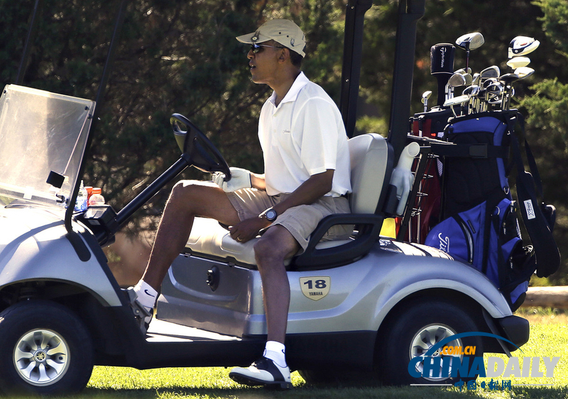 奥巴马度假打高尔夫 失球不忘耍帅（高清组图）