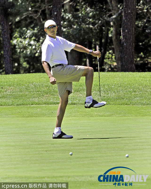 奥巴马度假打高尔夫 失球不忘耍帅（高清组图）