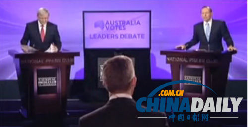 澳举行首场大选电视辩论 陆克文被批用小纸条作弊