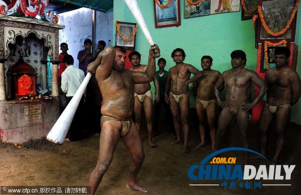 印度庆祝传统“蛇节” 上演高难度古典式摔跤（组）