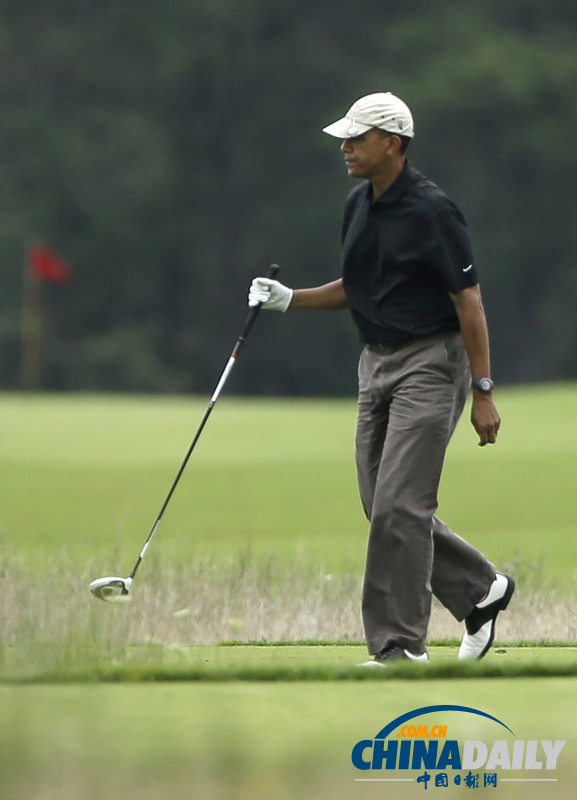 美国总统奥巴马度假顶毛毛雨打高尔夫自得其乐
