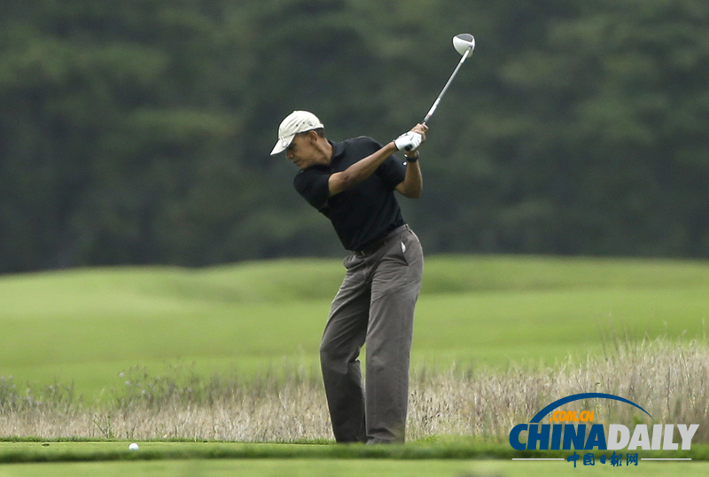 美国总统奥巴马度假顶毛毛雨打高尔夫自得其乐