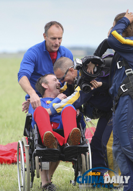 英轮椅男完成4000米高空跳伞 身残志坚（组图）