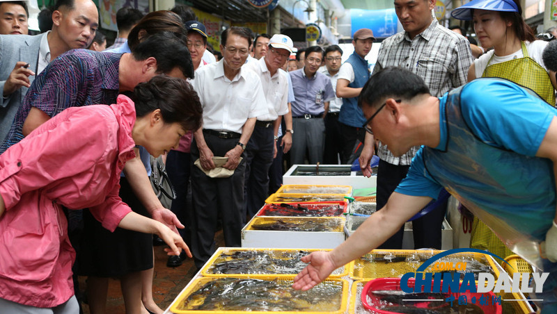 韩总统朴槿惠走访水产品市场了解民生（高清组图）