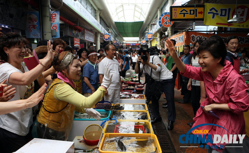 韩总统朴槿惠走访水产品市场了解民生（高清组图）