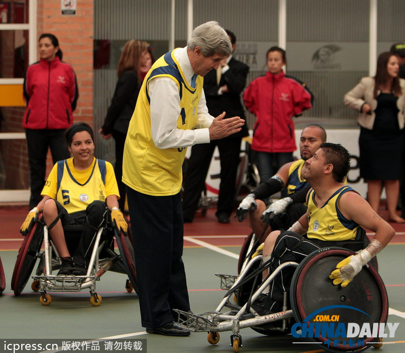 美国国务卿克里访问哥伦比亚 与残疾军人打排球