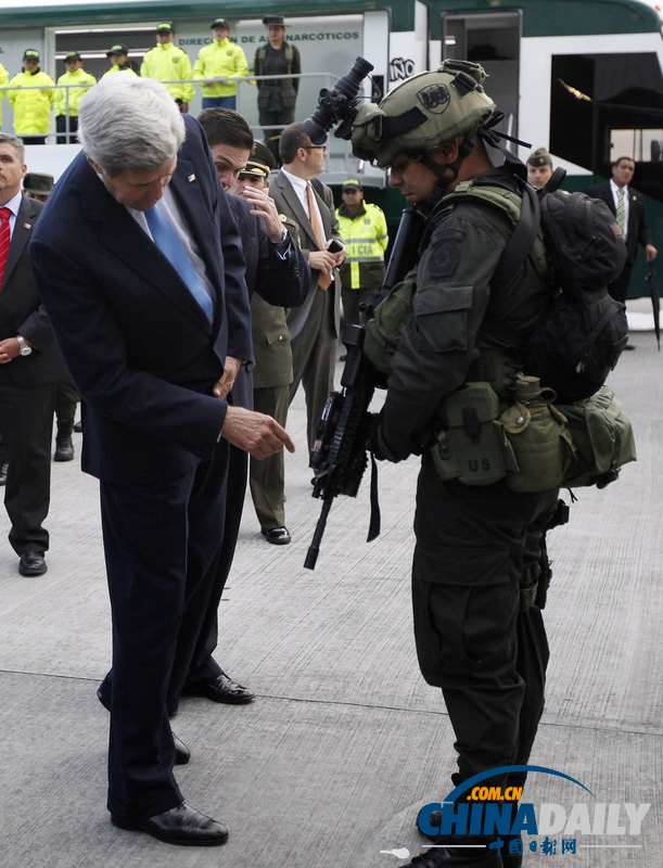 美国国务卿克里访问哥伦比亚 与残疾军人打排球