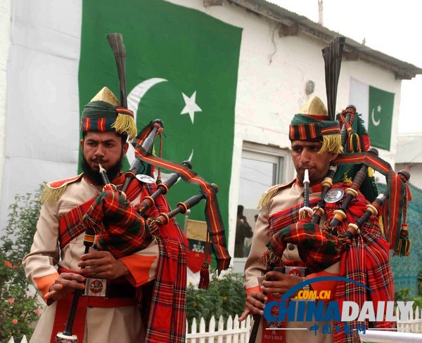 巴基斯坦迎来第66个独立日 国旗热卖 