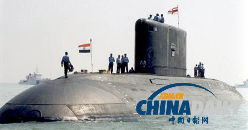 印度海军潜水艇爆炸起火 18人下落不明