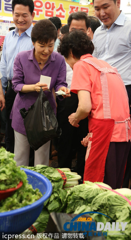 朴槿惠走进菜场询问最新菜价 关心民众生活（组图）