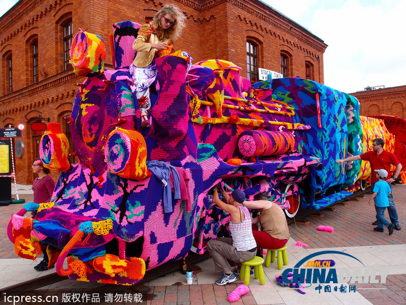 波兰艺术家毛线“轰炸”火车 形成靓丽风景线