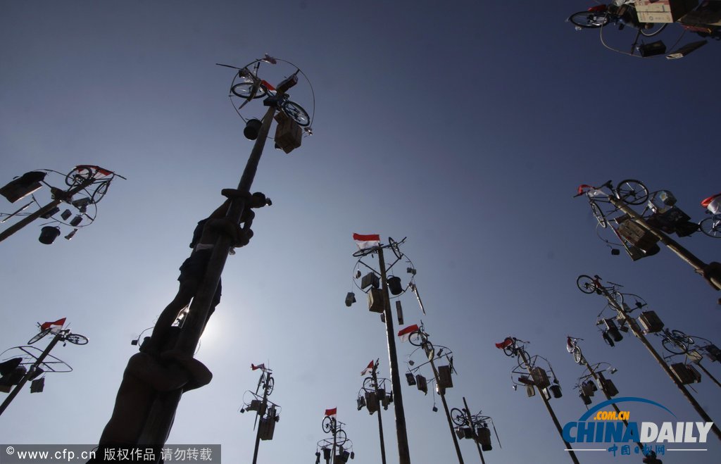 以国家名义狂欢 印尼民众爬高夺奖庆祝独立日（图）