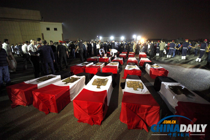 埃及运送警察车辆遭袭25人死亡 棺椁运抵首都（组图）