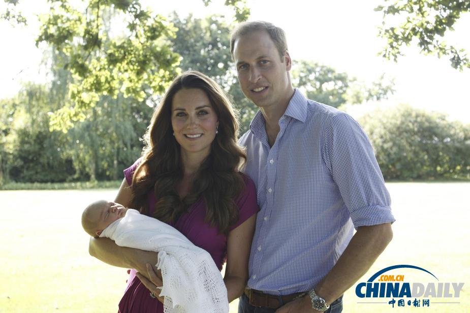 英国官方公布威廉夫妇全家福照片 小王子酣睡可爱（组图）