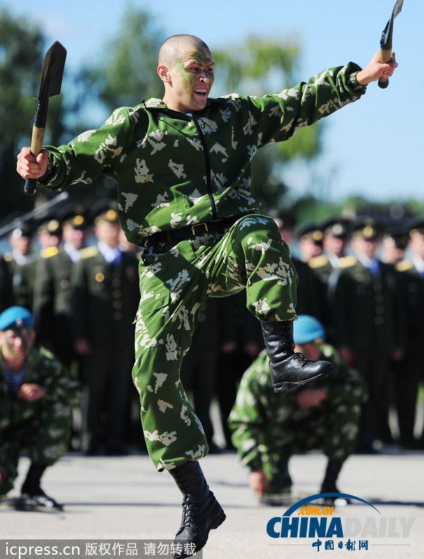俄罗斯伞兵秀十八般武艺 庆祝空军成立101周年（高清组图）