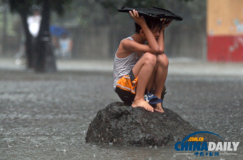 菲律宾连日暴雨导致洪水泛滥 造成7人死亡