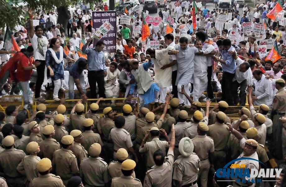 印度反对党活动家抗议执政党食品安全项目 遭警方暴力驱散（组图）