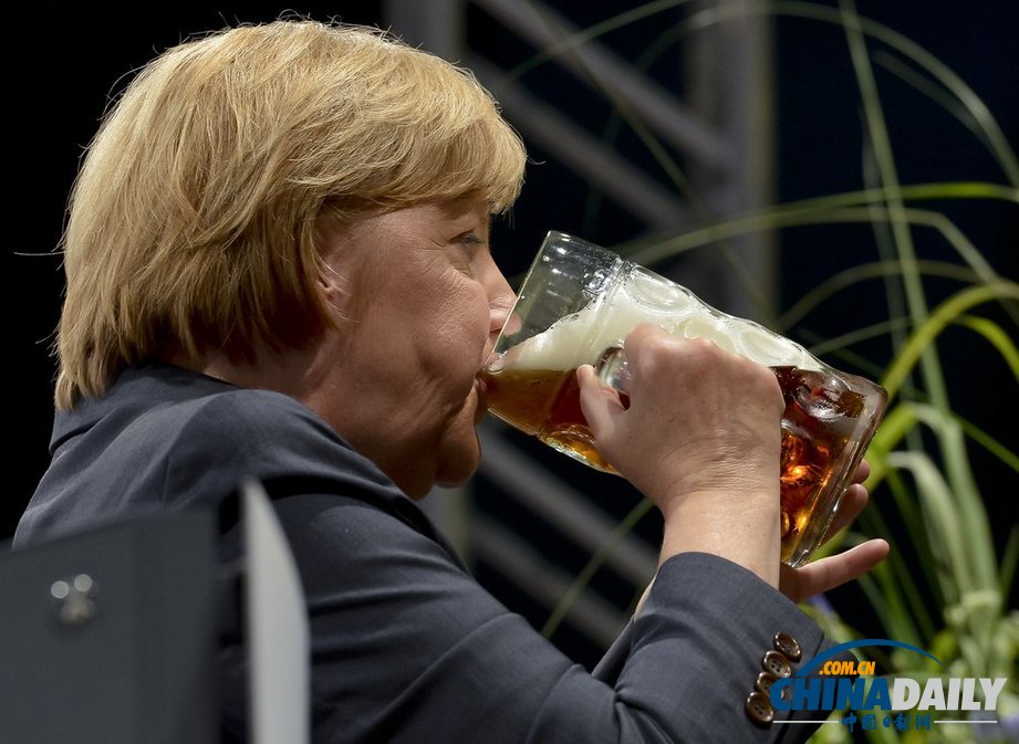 德国总理默克尔出席选举活动 现场豪饮啤酒（高清组图）