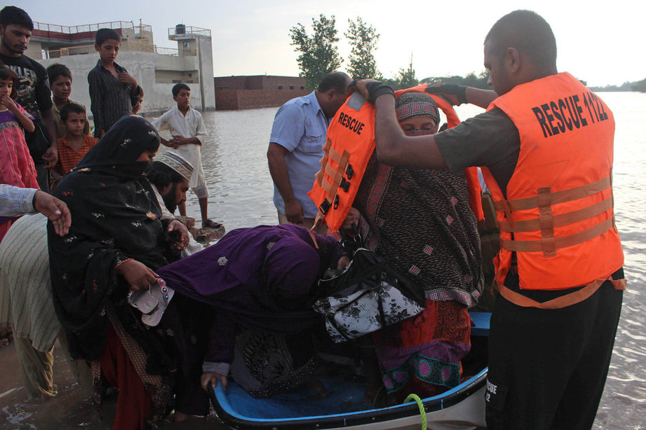 巴基斯坦洪灾已致至少118人死亡 军队帮助灾民转移（组图）