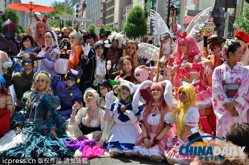 日本名古屋市长亮相cosplay峰会红毯 左拥右抱艳福不浅（组图）
