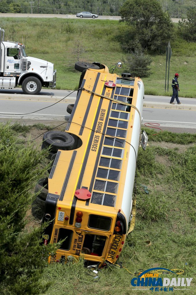 美国堪萨斯州一校车发生翻车事故 载有36名小学生（组图）