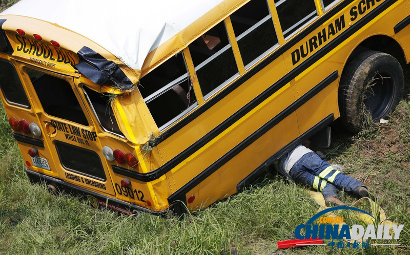 美国堪萨斯州一校车发生翻车事故 载有36名小学生（组图）