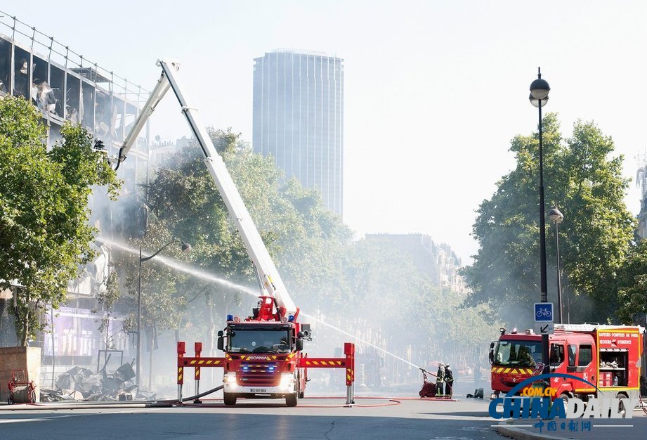 法国巴黎一高档酒店突发大火 原因不详（高清组图）
