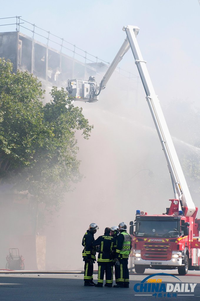 法国巴黎一高档酒店突发大火 原因不详（高清组图）