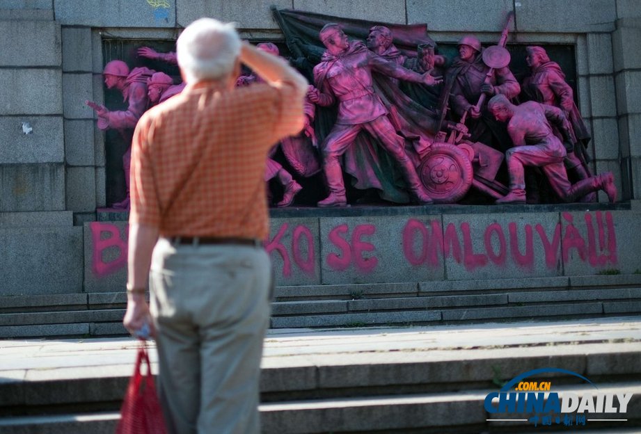 保加利亚苏联红军纪念碑遭破坏 青铜雕塑被喷粉漆（组图）
