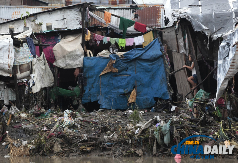 菲律宾洪水灾民争抢救济物品 “潭美”已致8人死亡（组图）