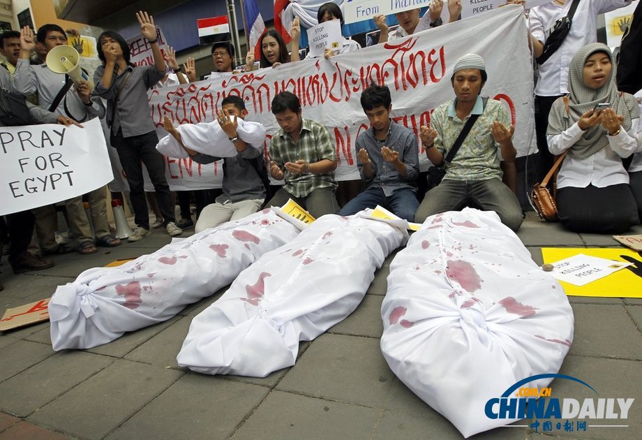 泰国民众携“尸体”在埃及大使馆前示威 抗议军方血腥清场（组图）