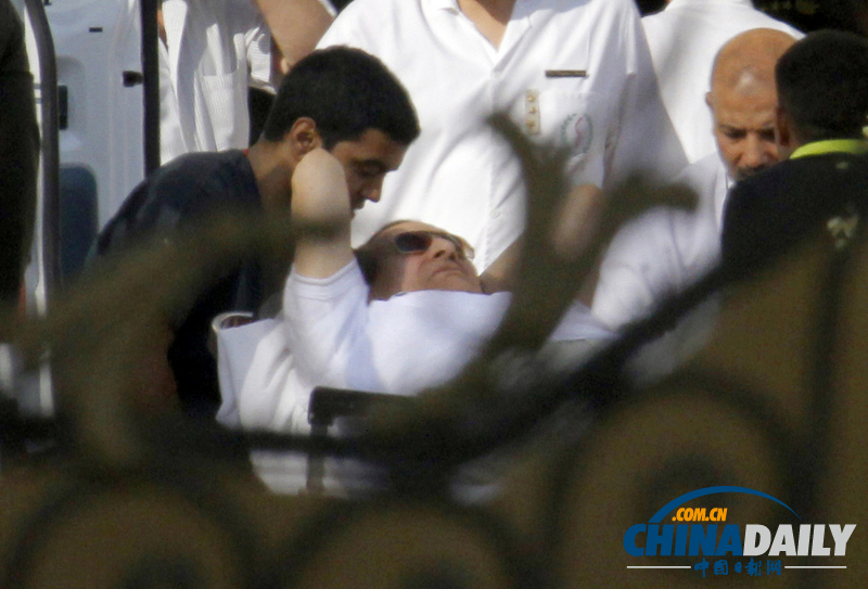 埃及前总统穆巴拉克乘直升机离开监狱 被运送至军事医院（组图）