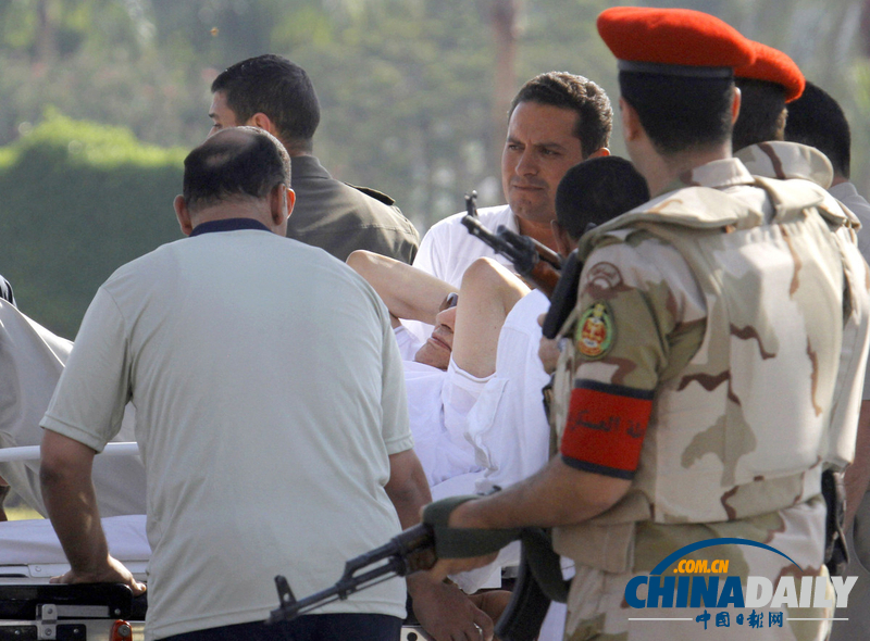 埃及前总统穆巴拉克乘直升机离开监狱 被运送至军事医院（组图）