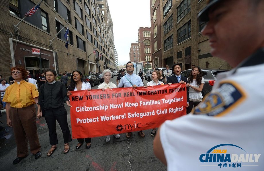 美国纽约示威者呼吁进行移民改革 遭警察逮捕（组图）