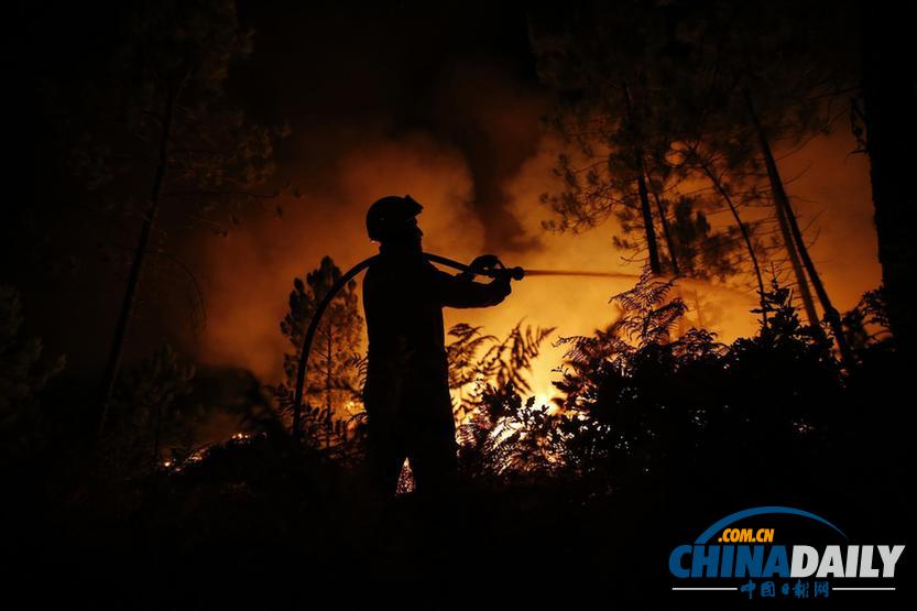 葡萄牙森林火灾肆虐 数百名消防员参与灭火 