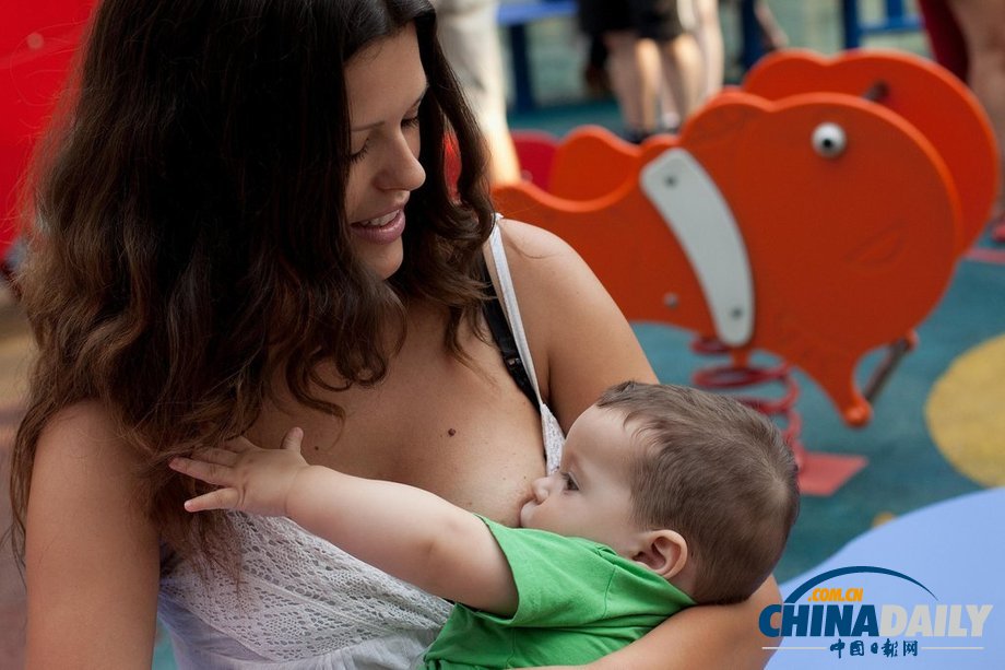 给宝宝喂奶遭歧视 西班牙哺乳期妈妈举行全国示威