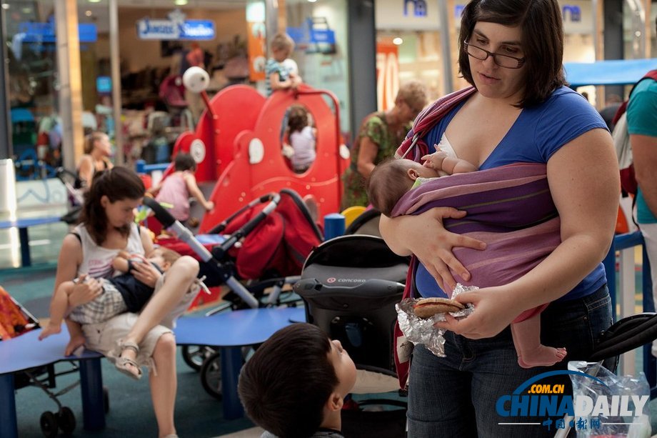 给宝宝喂奶遭歧视 西班牙哺乳期妈妈举行全国示威