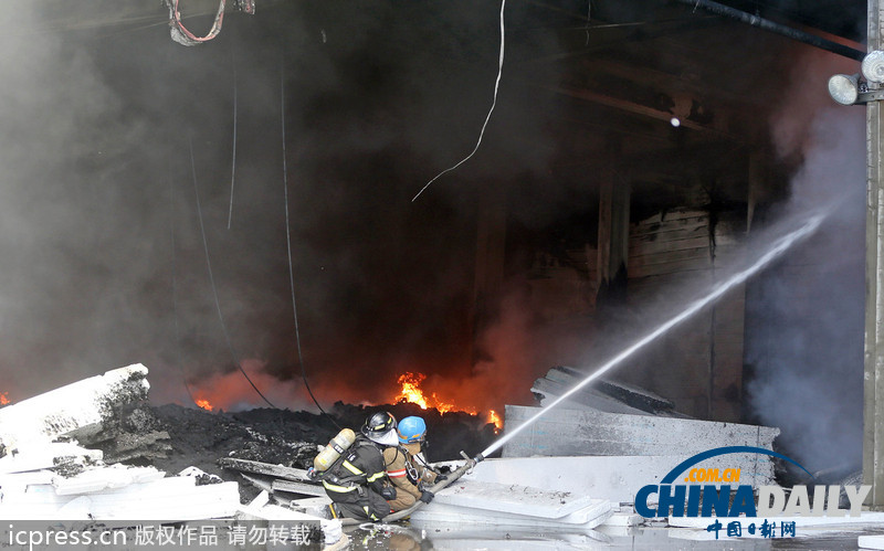 韩国工厂发生大火 冒出滚滚有毒黑色浓烟（图）