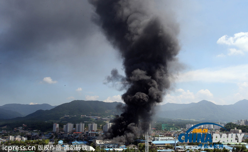 韩国工厂发生大火 冒出滚滚有毒黑色浓烟（图）