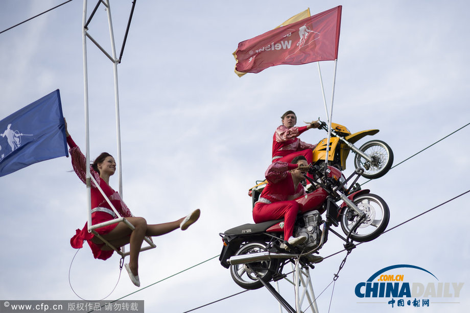 德国高空钢丝表演队上演刺激表演 骑摩托空中“飙车”