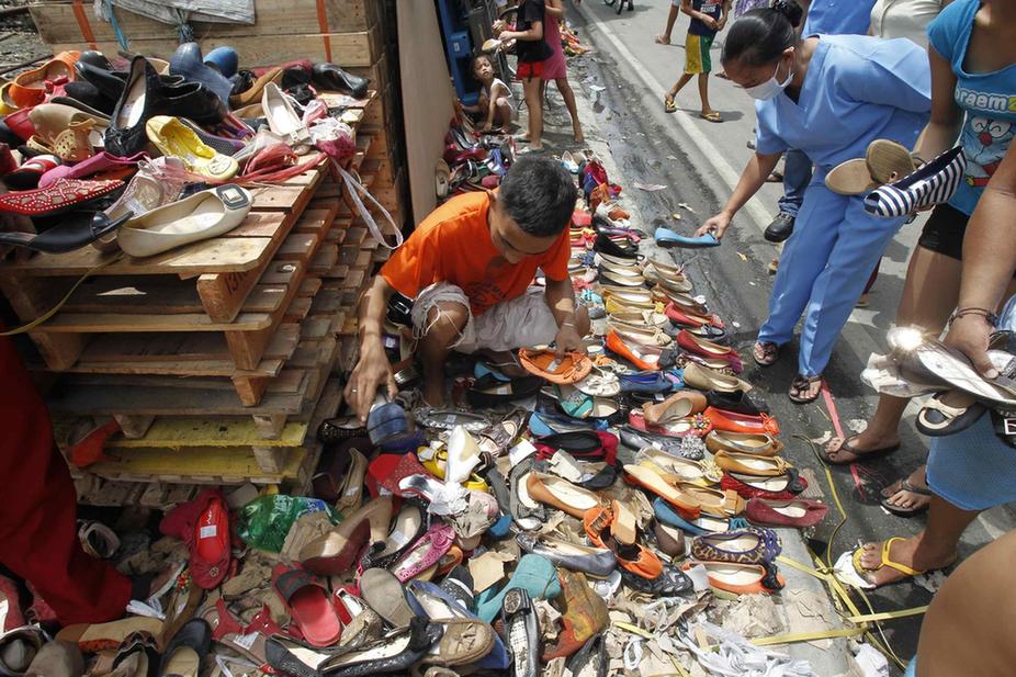 菲律宾洪水灾民捡鞋售卖求生 约1.5元人民币一双