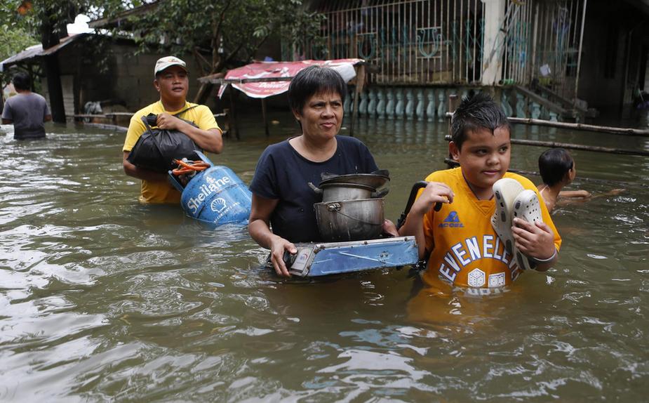 菲律宾洪水灾民捡鞋售卖求生 约1.5元人民币一双